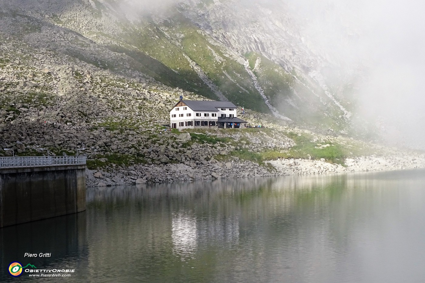 60 Dall diga del Lago Venerocolo il Rif. Garibaldi (2548 m).JPG